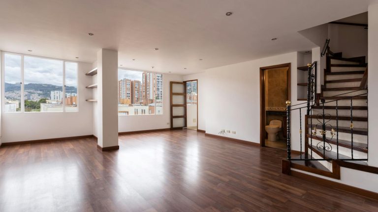 een lege woonkamer